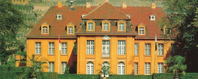 Das Weingut Schloss Wackerbarth an der Sächsischen Weinstraße, das den Aufschwung und die Erneuerung der Region nach der Wende zeigt.