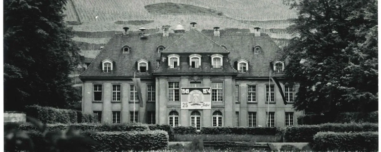 Historische Aufnahme des Weinguts Schloss Wackerbarth in der DDR-Zeit an der Sächsischen Weinstraße.