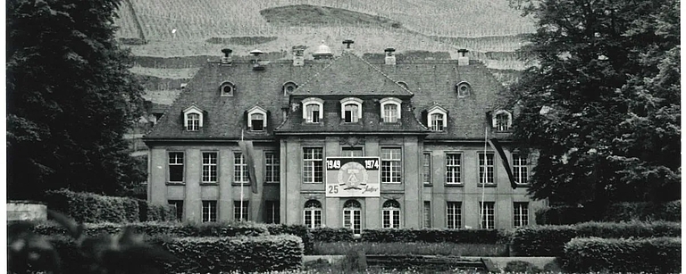Schwarz-weiß-Fotografie des Weinguts Schloss Wackerbarth aus der DDR-Zeit, eingebettet in die Weinhänge der Sächsischen Weinstraße.