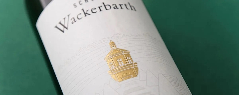 Detailansicht eines stilvollen Weinetiketts von Schloss Wackerbarth, welches das Belvedere als Wahrzeichen im Herzen der Sächsischen Weinstraße darstellt.